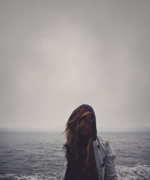 Девушка в одиночестве у моря