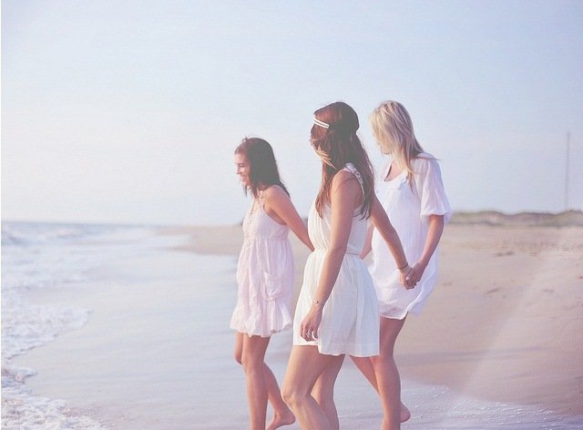 Рядом стоят 3 девушки. Три подруги на море. Три девочки на море. Три девушки в белом платье. Подружки на море.