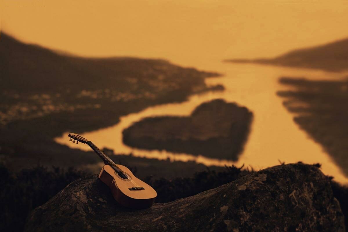 Музыка для фона природа. Гитара на природе. Гитара пейзаж. Гитара в горах. Гитара фон.