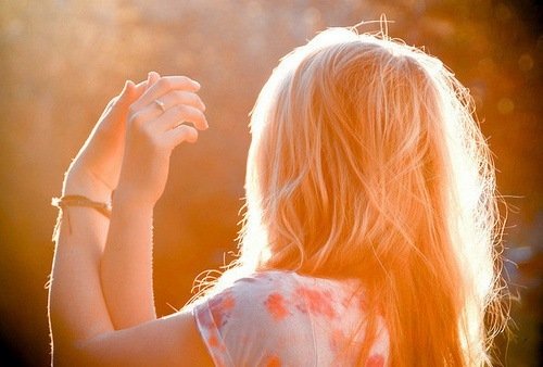 Девушка на природе со спины