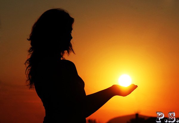 Фото красивые женщины держащей в руке солнце