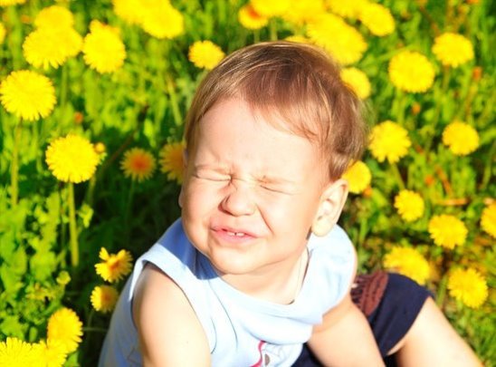 Ребенок щурится на солнце