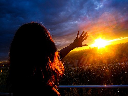 Человек тянется к солнцу