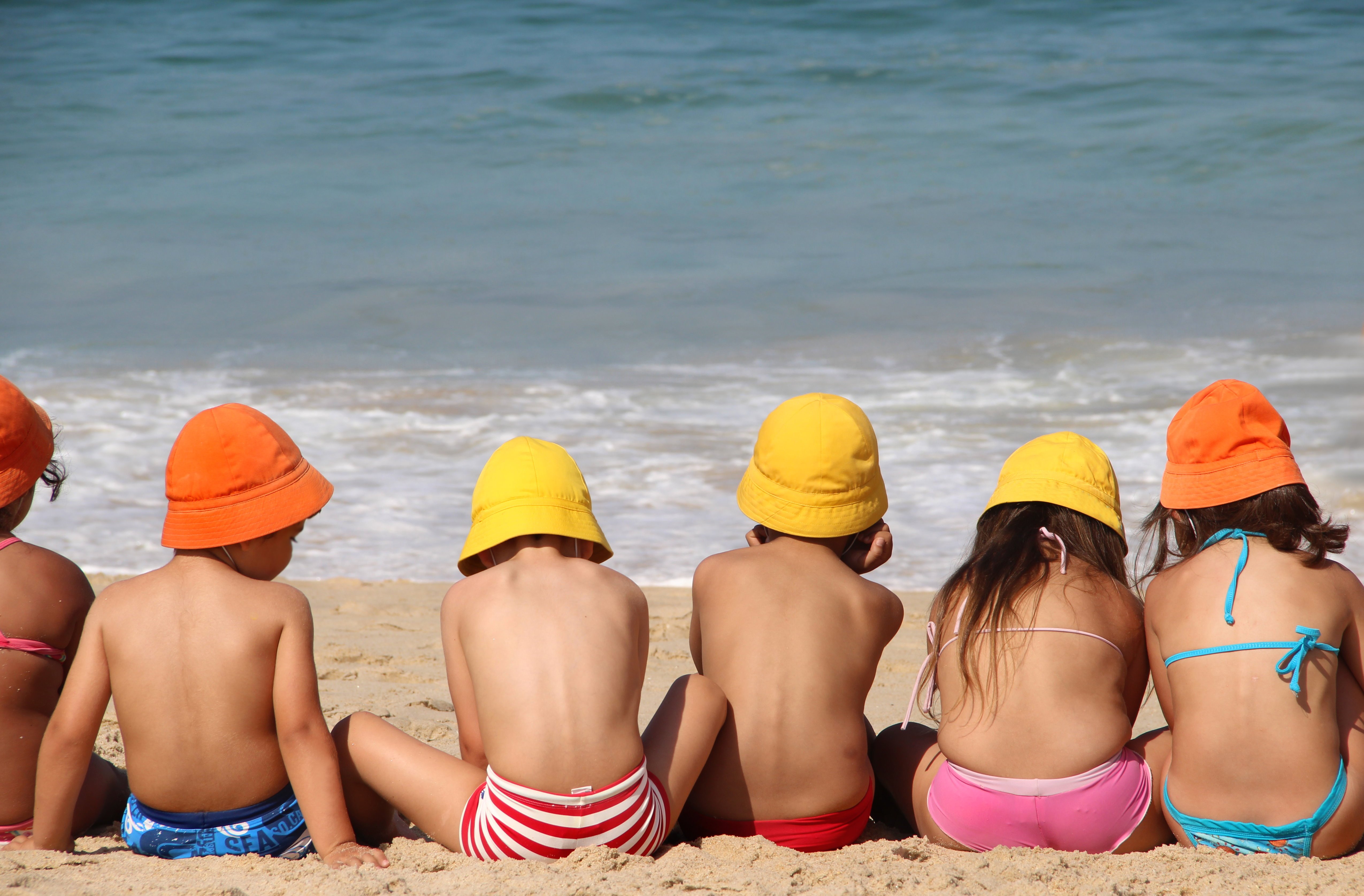Девочки дети пляж. Малыш на пляже. Дети на море. Ребенок в панамке. Детки на море.
