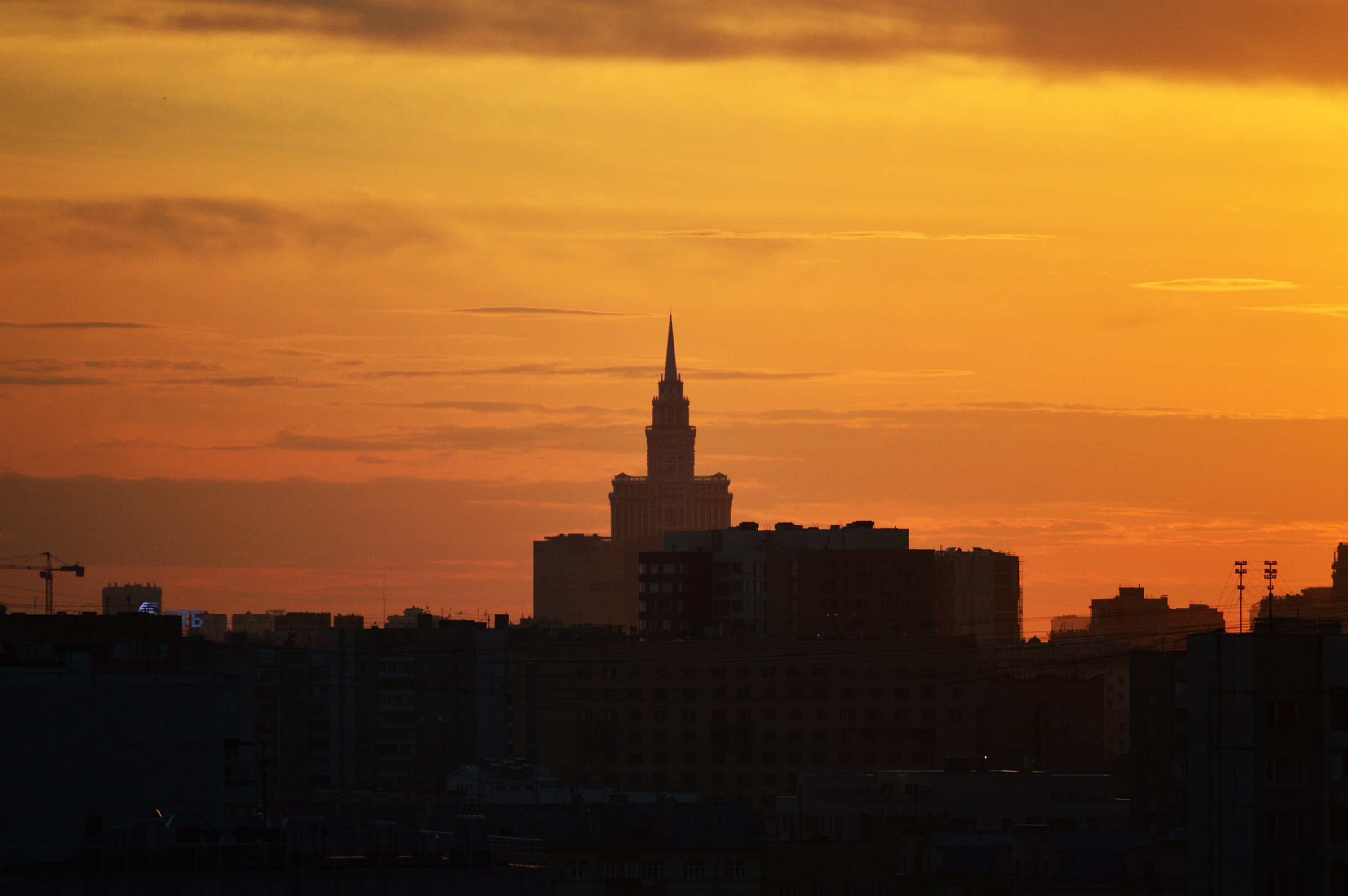 Солнце в разных домах. Закат над городом. Рассвет в городе. Вечернее небо в городе. Закат в Москве.