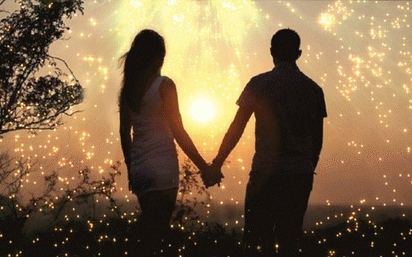 Двое держатся за руки гиф