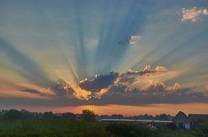 Солнечное небо в деревне