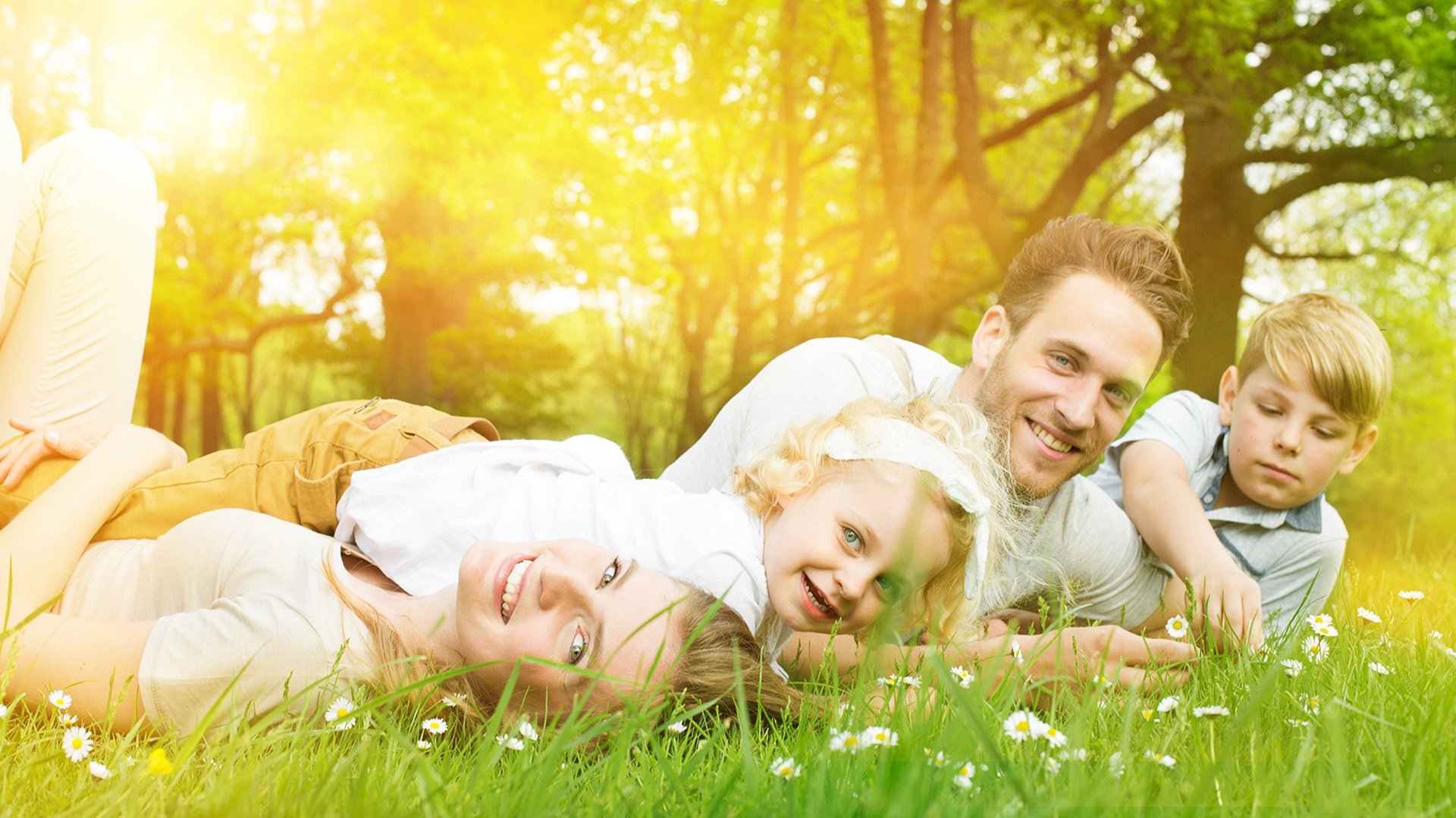 Реклама мамы папы. Семья на природе. Счастливая семья на природе. Фотография семьи. Счастливый ребенок с родителями.