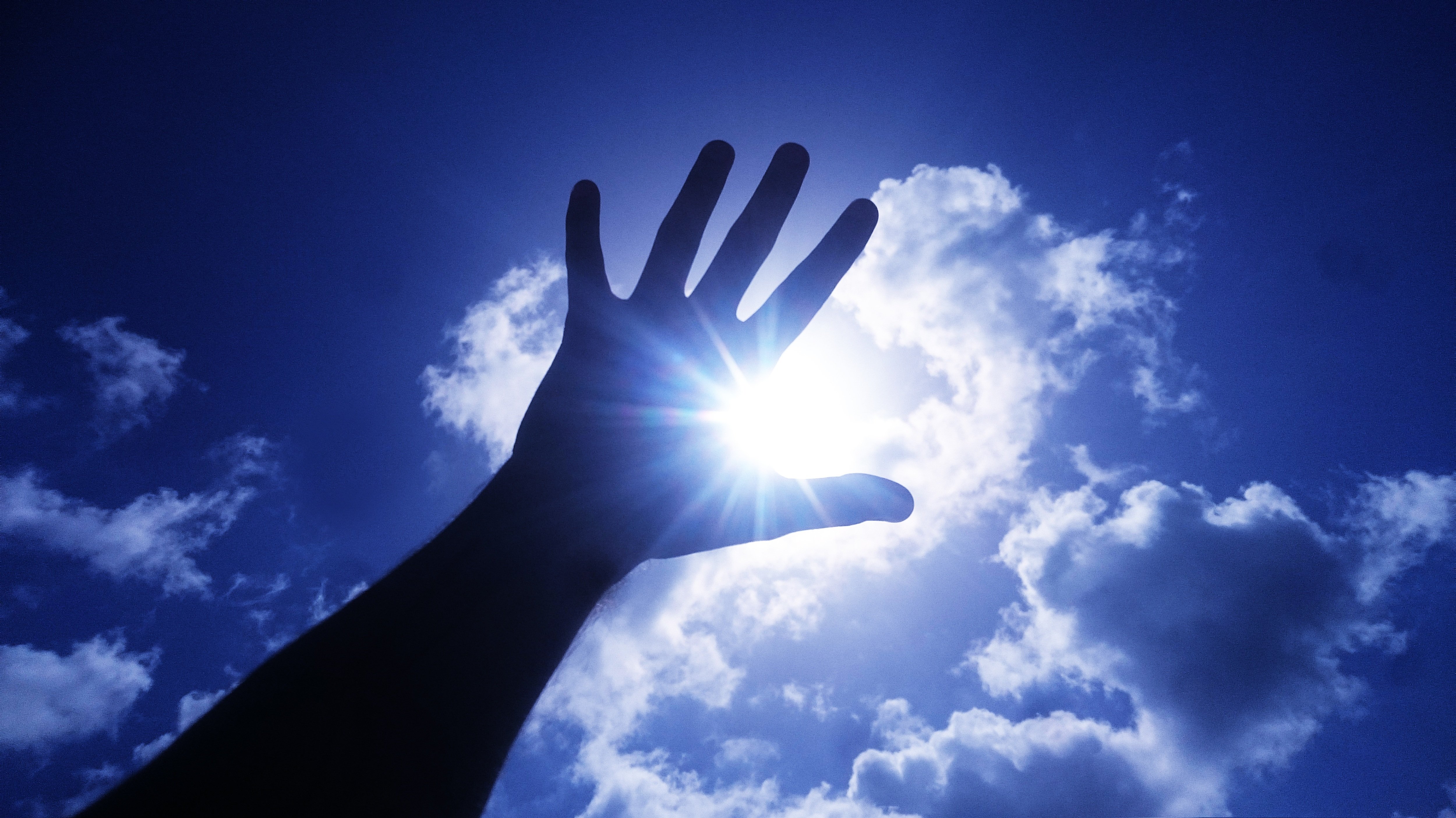 Легким взмахом руки. Рука тянется к солнцу. Солнце в руках. Небо на ладони. Руки к небу.
