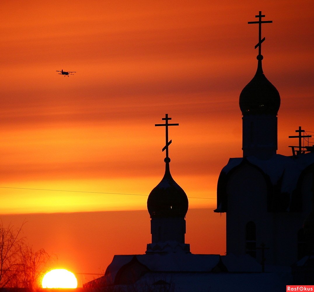 Приход солнце. Храм на закате. Церковь на фоне заката. Православная Церковь закат. Православная Церковь на закате солнца.
