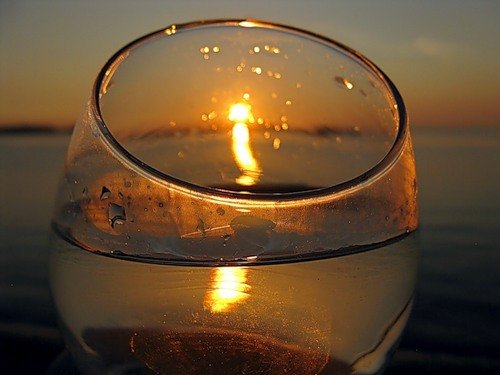 Бокалы с вином на фоне моря