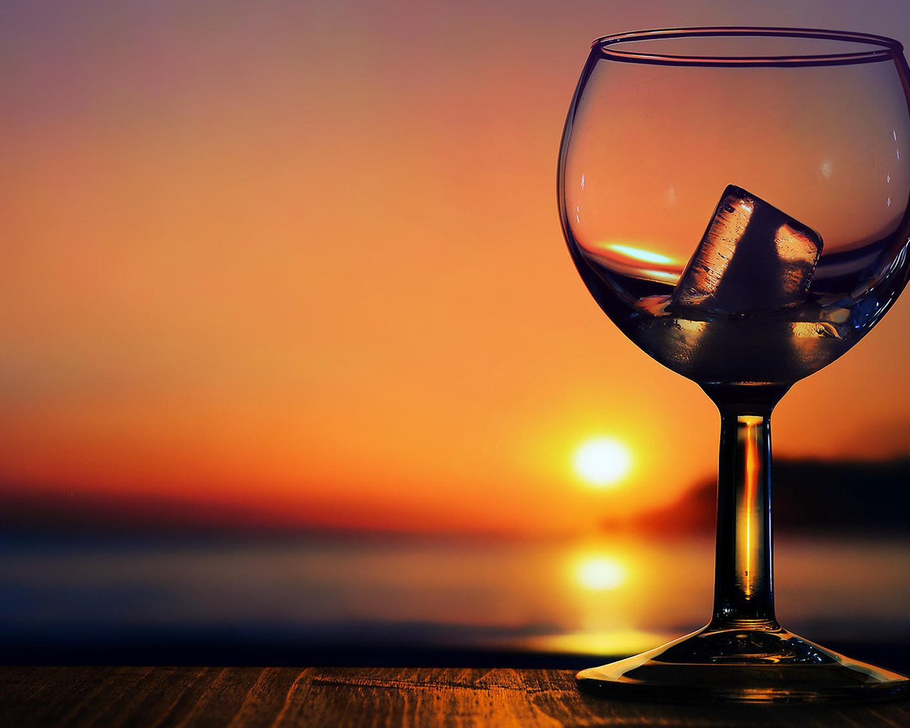 Вином наполнялся бокал. Закат в бокале. Бокал вина на закате. Бокал на фоне моря. Бокал вина на фоне моря.
