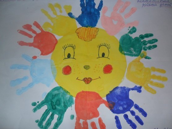 Солнце с лучиками из детских ладошек