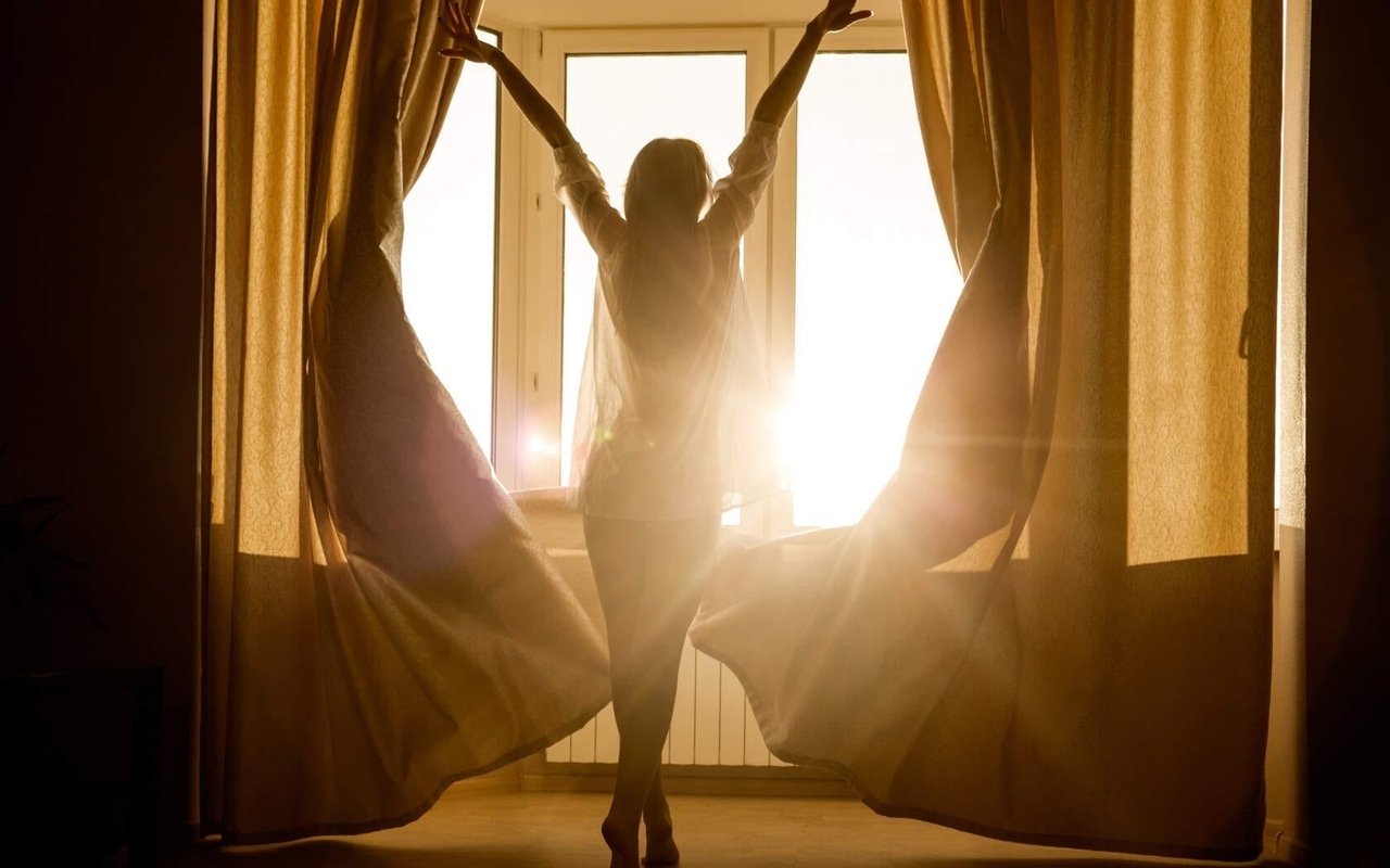 Солнце в доме партнера. Утро окно. Фотосессия у окна. Девушка у окна. Луч солнца в окне.
