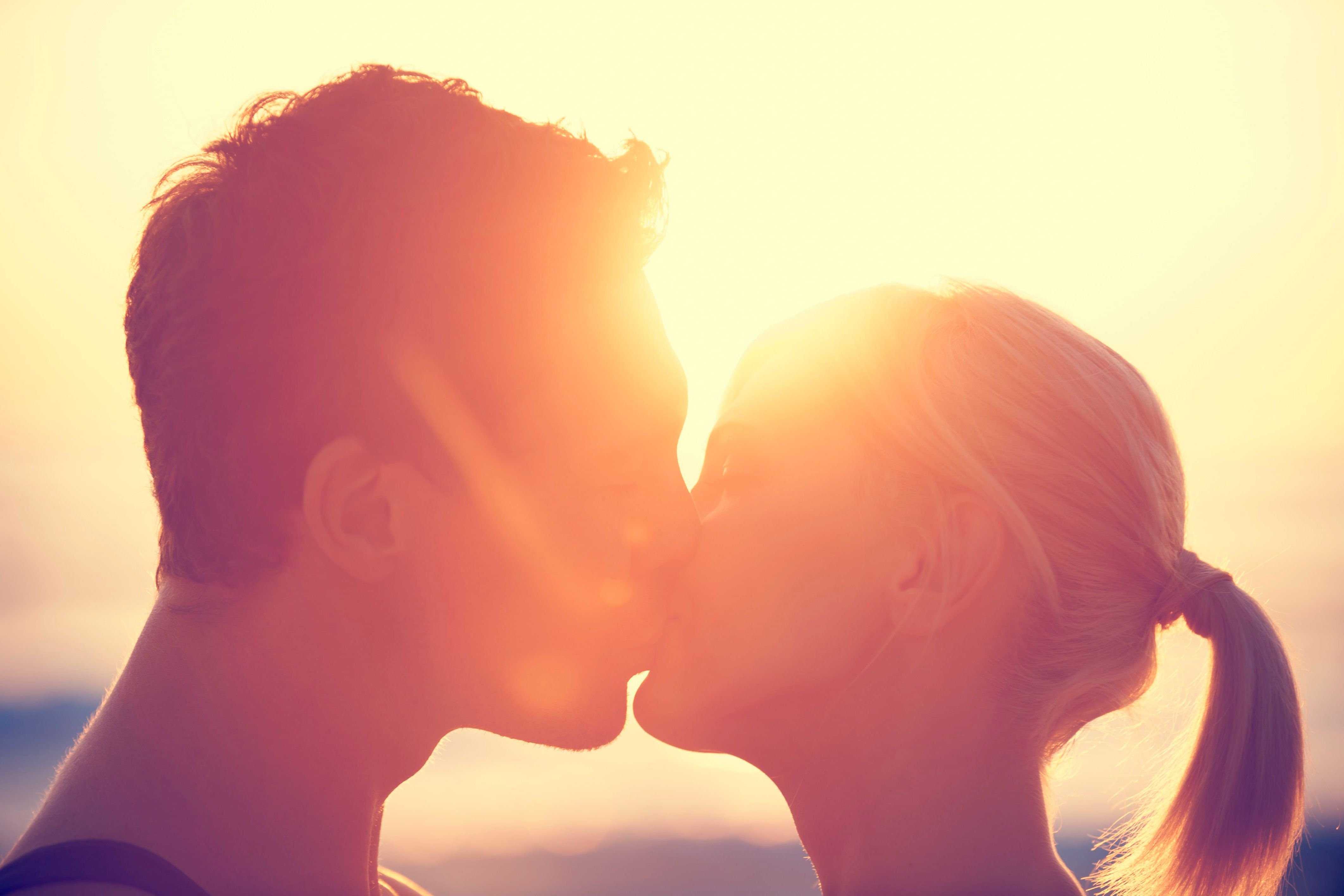Обнимая солнце. Красивый поцелуй. Нежный поцелуй. Нежный поцелуй влюбленных. Влюбленные парочки.
