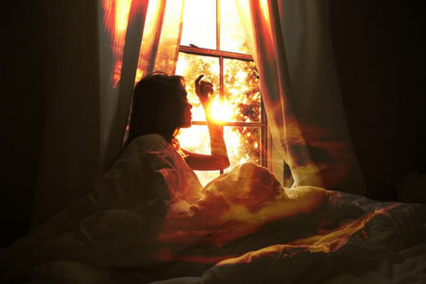 Утром проснусь на рассвете. Девушка в солнечных лучах. Лучи солнца в комнате. Луч солнца в окне. Утреннее Пробуждение.