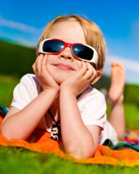 Подросток в солнцезащитных очках