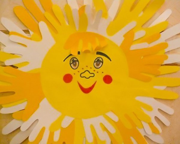 Солнышко из ладошек аппликация