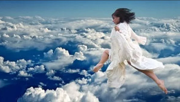 Человек летает в облаках