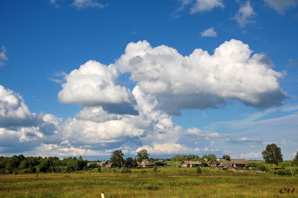 Небо над нами слушать. Красивые облака. Небо в деревне. Деревня облака. Облака над домом.