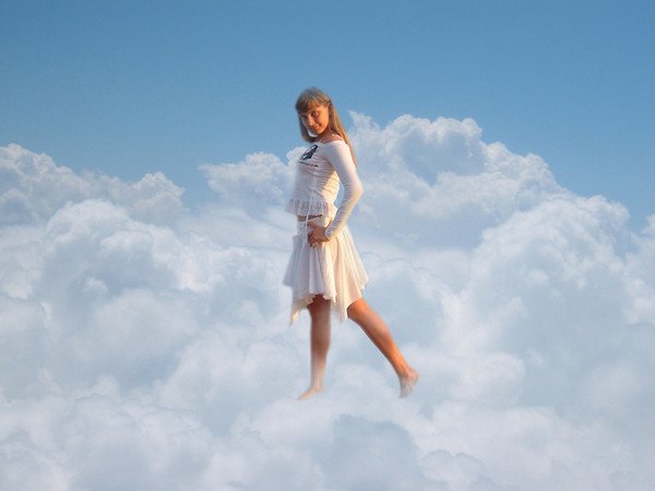 Девушка идет по облакам