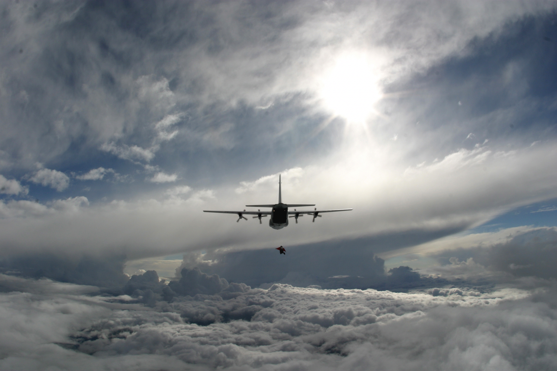 Бомбардировщик в небе. Самолет в небе. Самолет в облаках. Самолет над облаками. Небо Авиация.