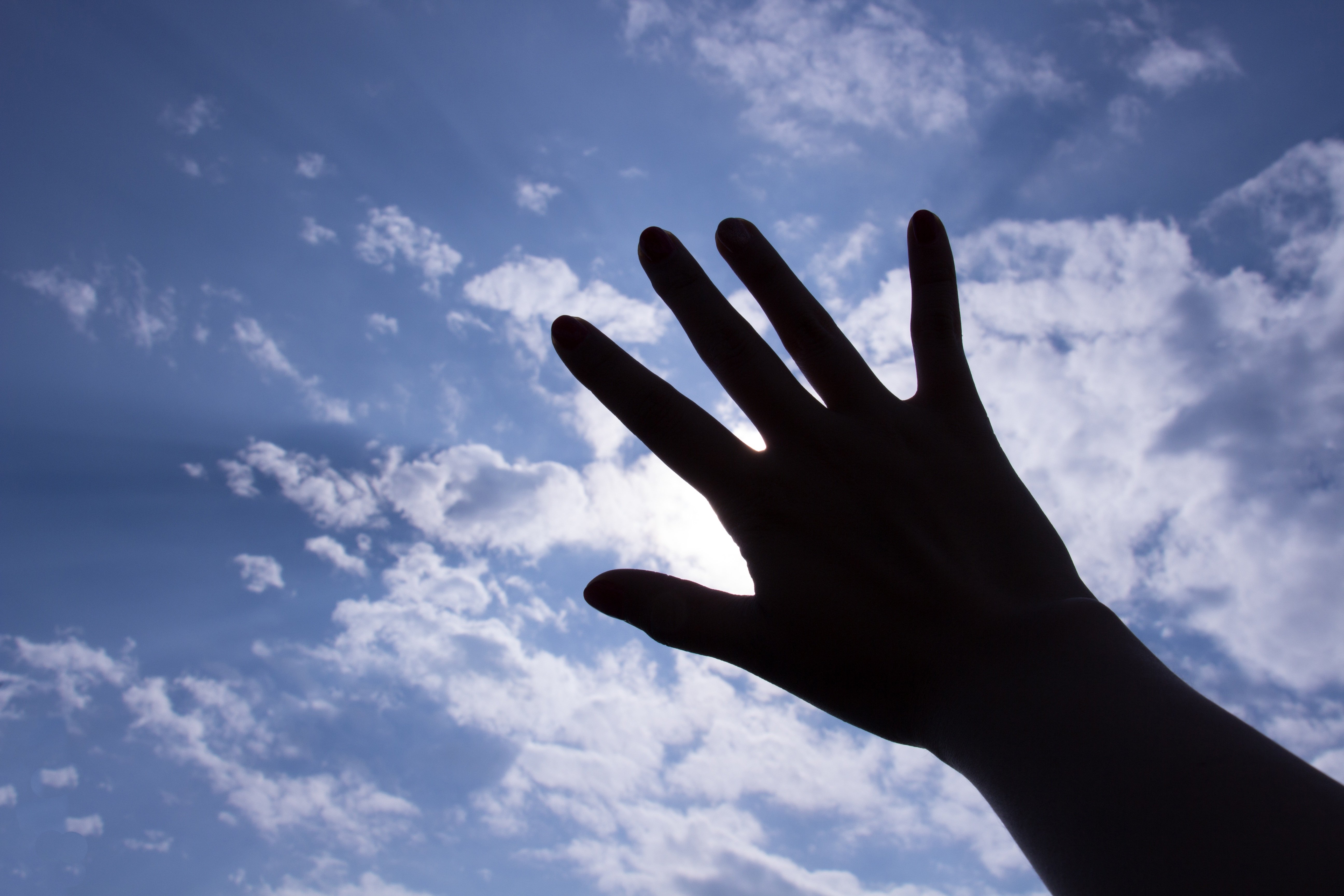 На твоих руках облака. Рука тянется к небу. Фото руки. Руки на фоне неба. Рука картинка.