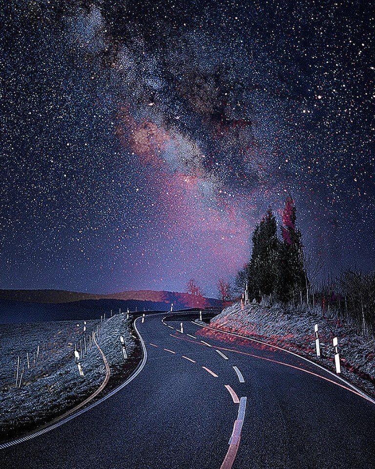 Ночное небо и дорога. Дорога ночью. Дорога в космос. Дорога к звездам. Звездное небо дорога