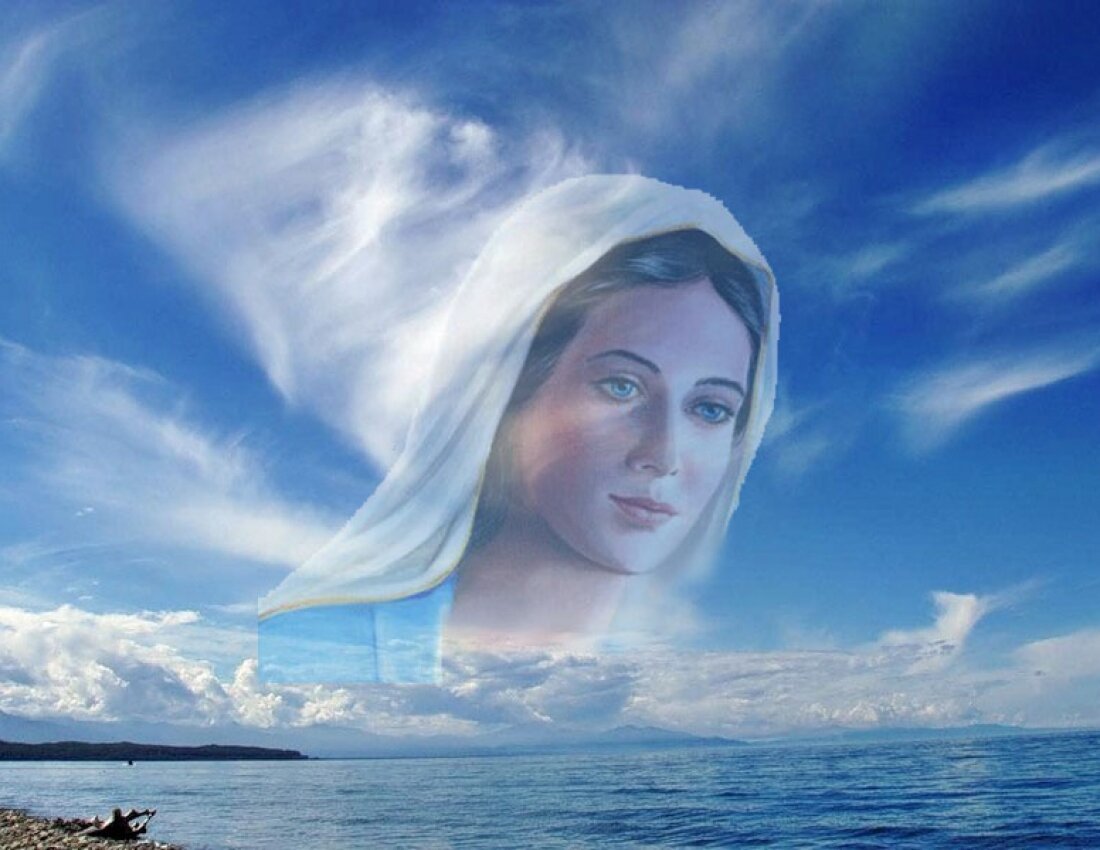 Мамин взгляд. Богородица в небе. Лицо девушки на фоне неба. Мама это небо.