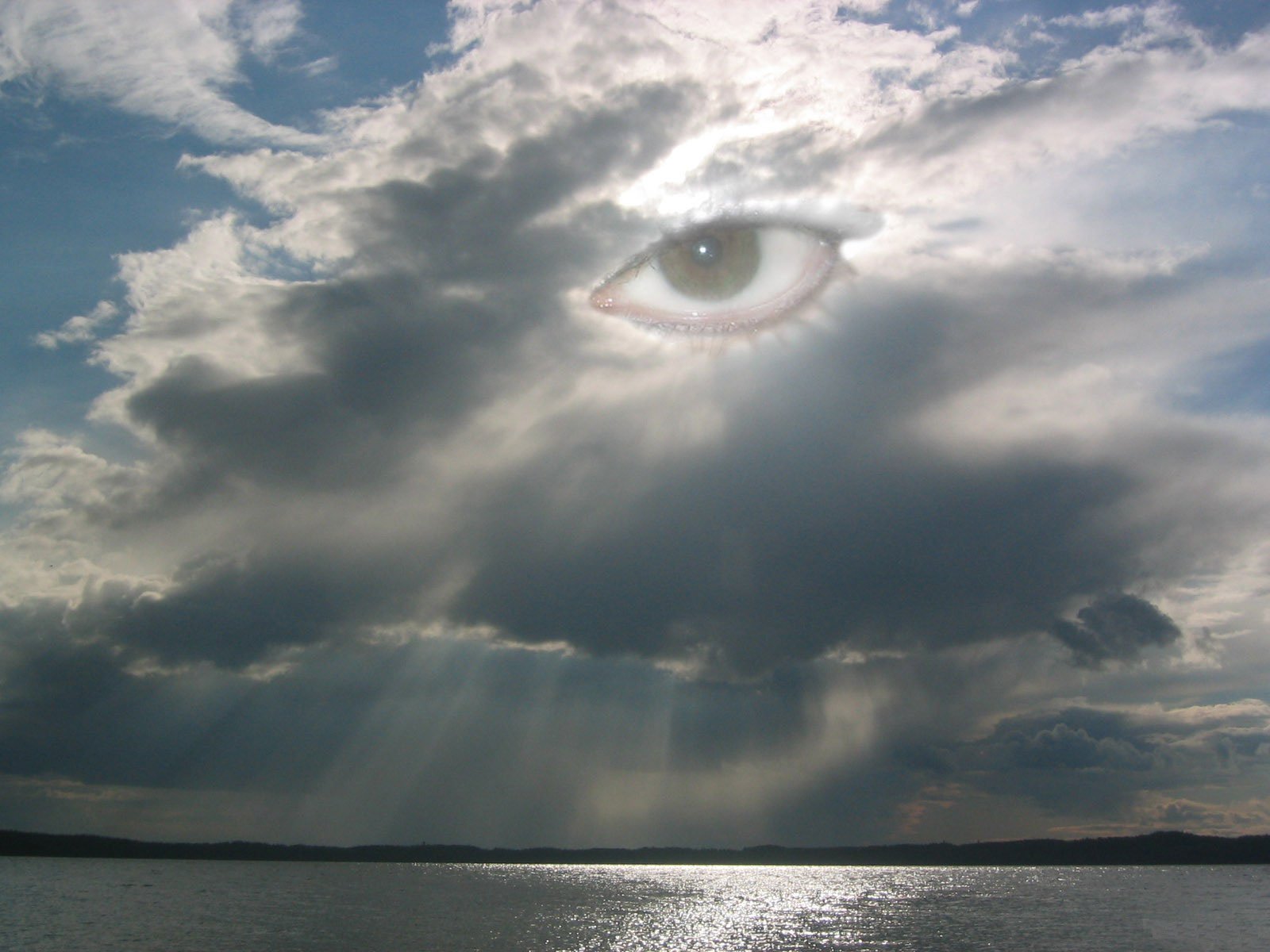 Спокойное в явлении. Kерчь глаза Бога. Глаза Бога в небе. Бог глаза облака. Глаза в небе.