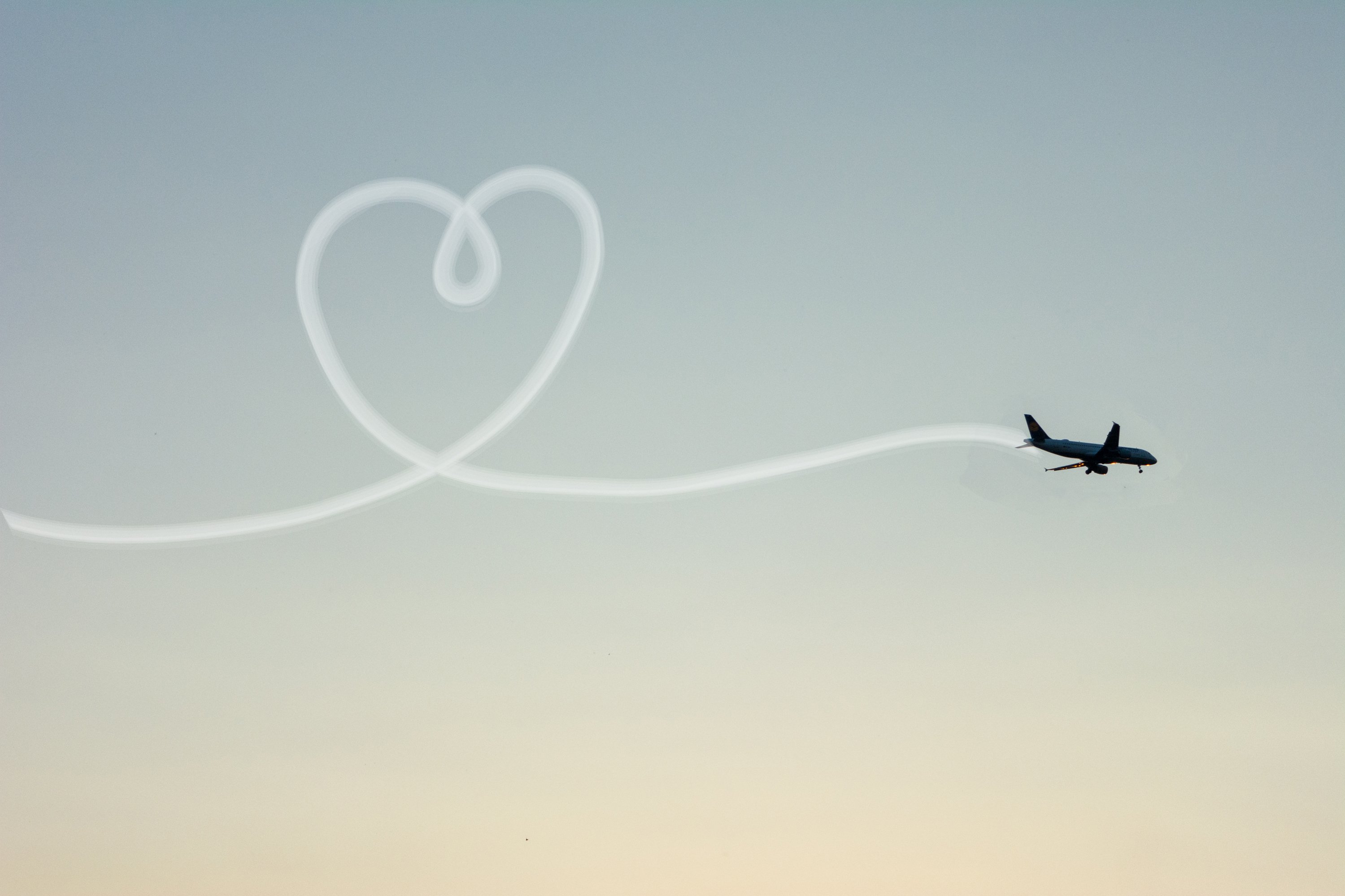 Можно летать самолетом после инфаркта. Любовь к авиации. Самолет любви. Сердце в небе самолет. Сердце с самолетом.