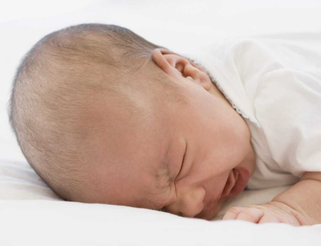 Затылок новорожденного. Большая голова у грудничка. Вялость грудничка. Беспокойный сон у новорожденных.