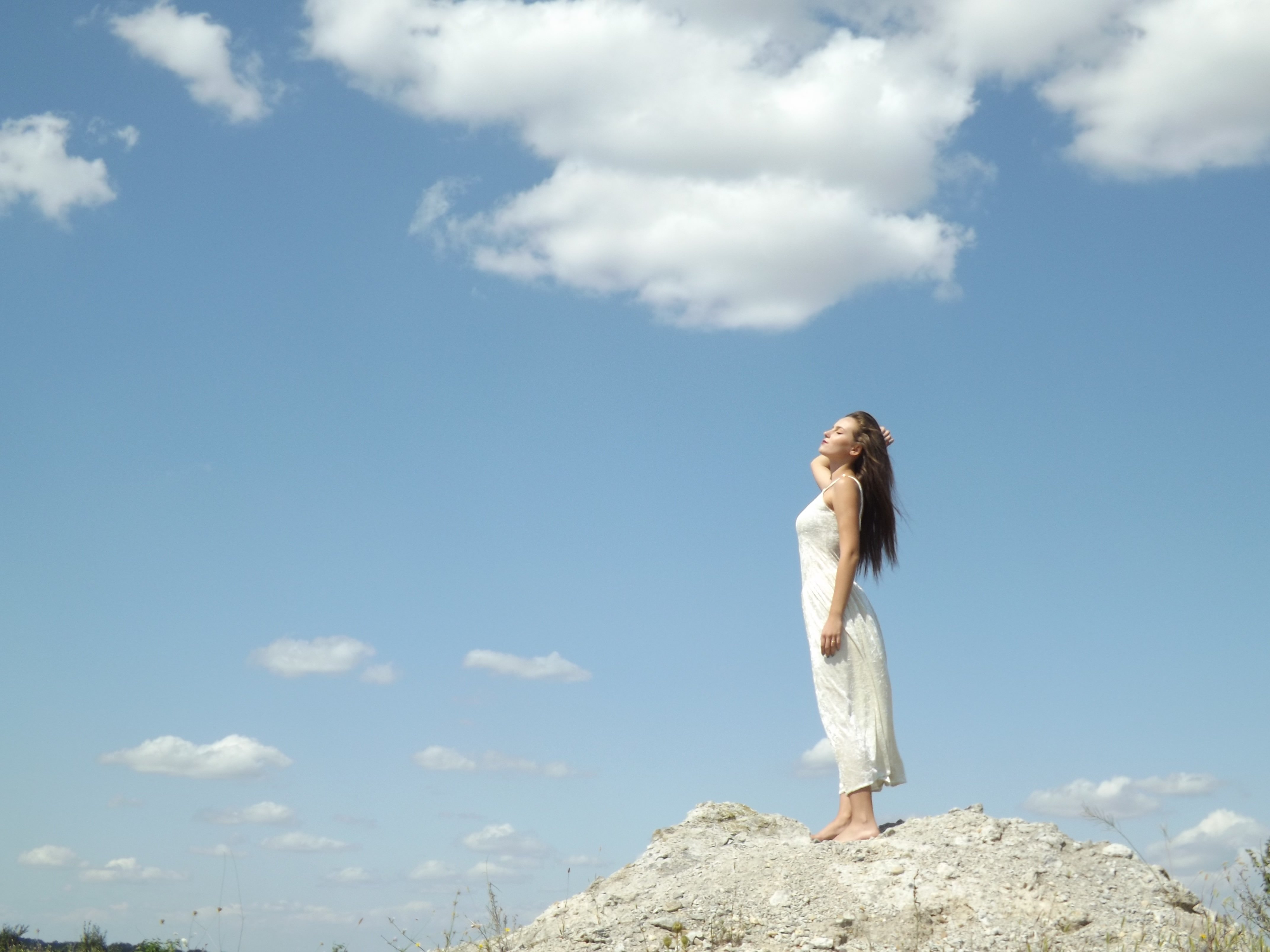 Белого неба над головой. Девушка в облаках. Облачная девушка. Фотосессия небо. Девушка и небо.
