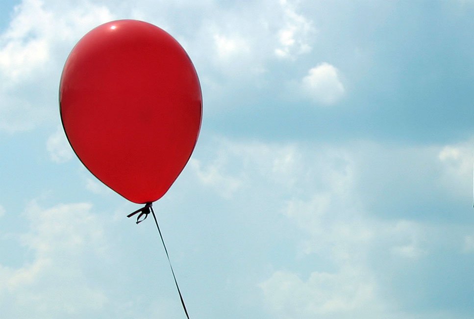 Красный отпускать. Красный воздушный шар. Воздушный шарик улетает. Шарик улетел. Красный шарик в небе.