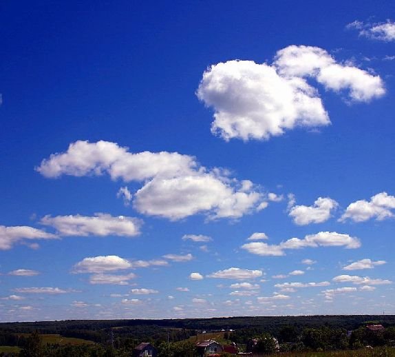 По небу плывут облака