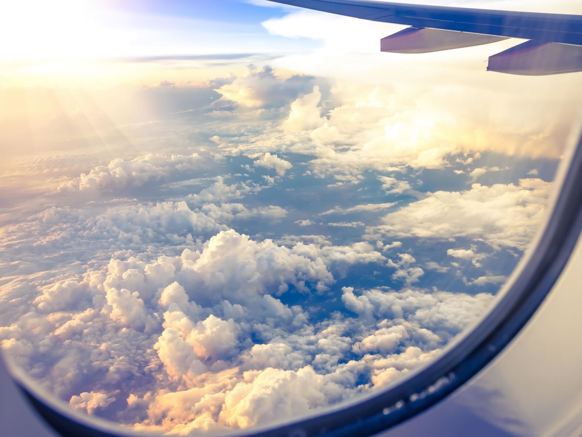 Что значит закроем небо. Вид из самолета. Вид из иллюминатора. Вид с иллюминатора самолета. Небо из иллюминатора самолета.