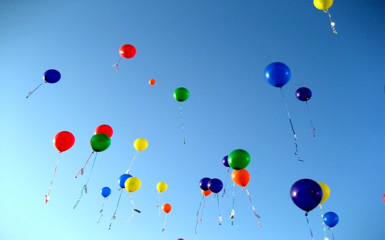 Шары улетели в небо. Шарики в небе. Воздушный шарик. Воздушные шары в небе. Цветные шары в небе.