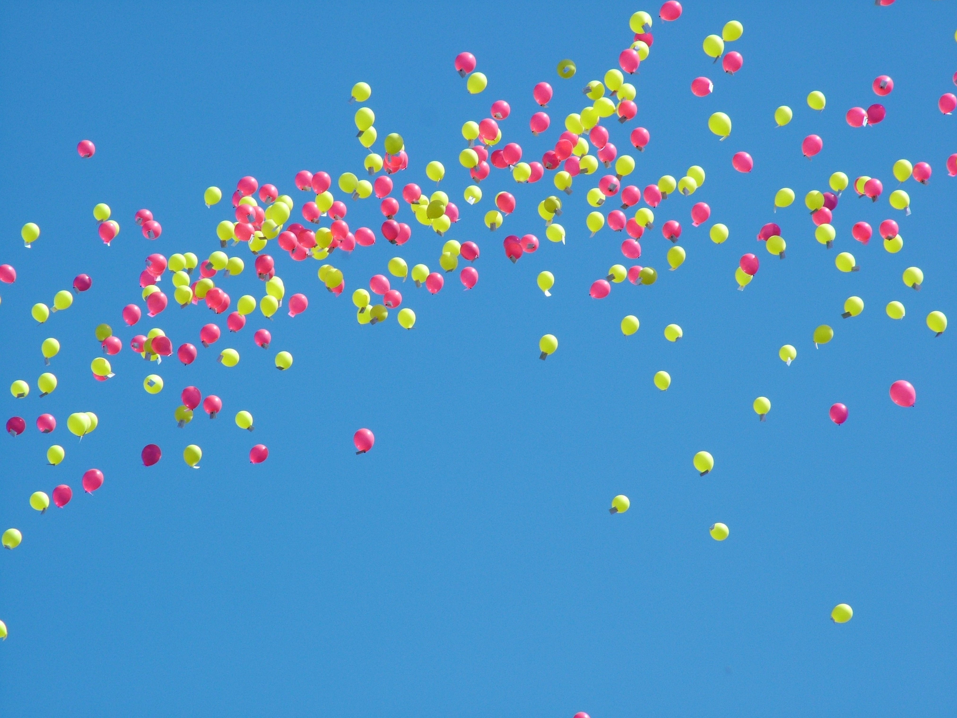 Выпуск воздушных шаров. Воздушные шары в небе. Шарики в небе. Воздушный шарик. Шары летят в небо.