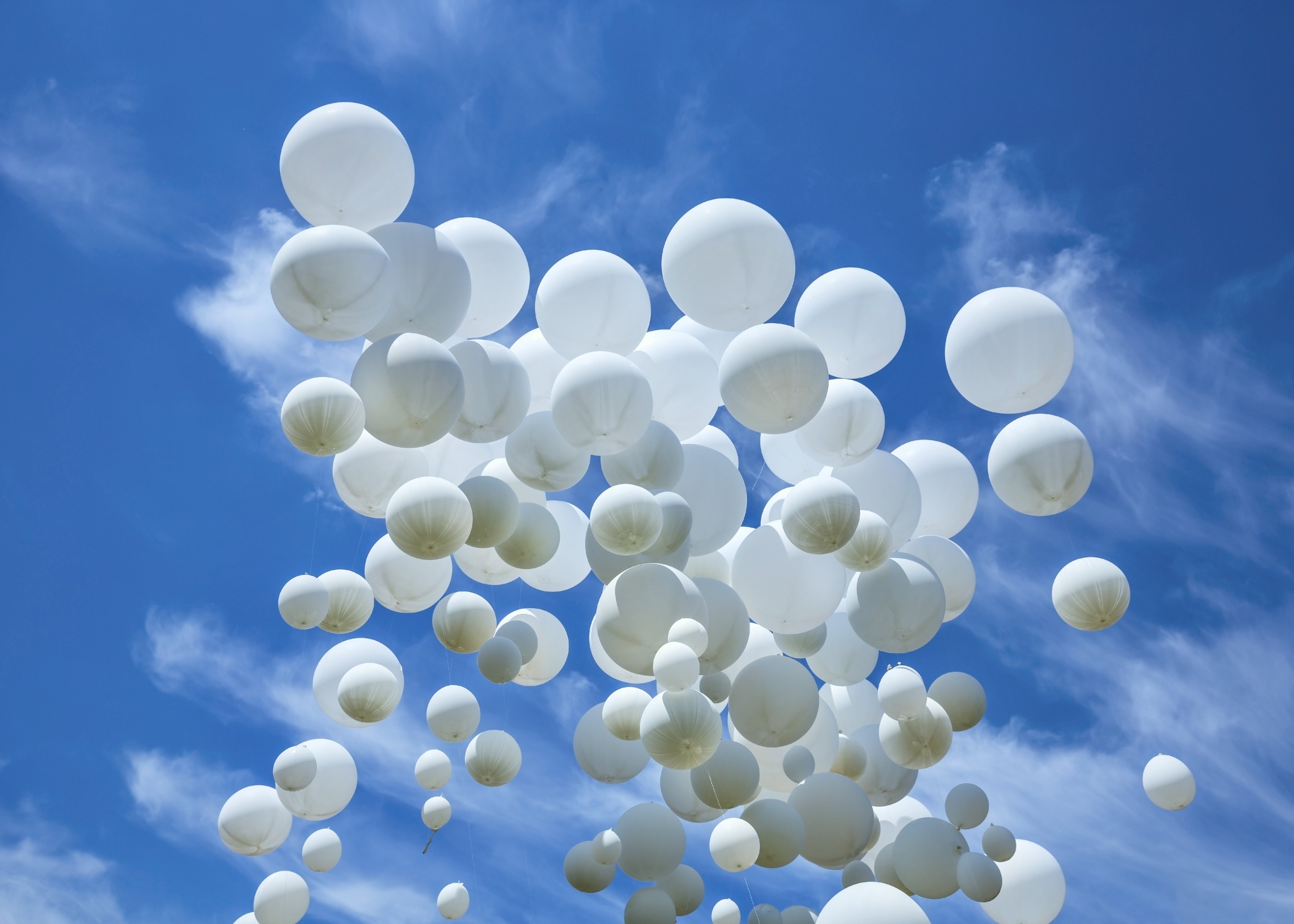 День рождения облаков. Шары в небе. Воздушные шары в небе. Белые шары в небе. Воздушный шарик.