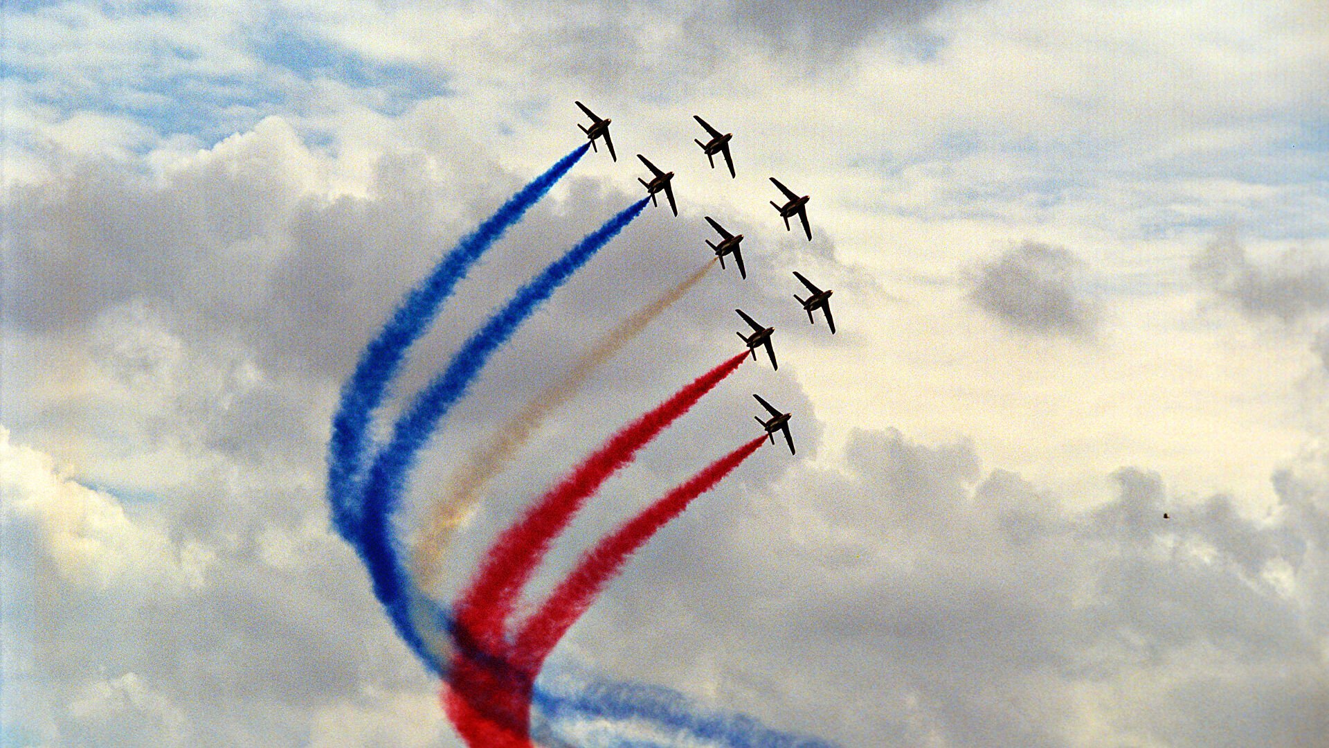 Полеты 1 мая. Патруль де Франс пилотажная группа. Пилотажная группа первый полет. Самолеты Триколор. Самолет с российским флагом.