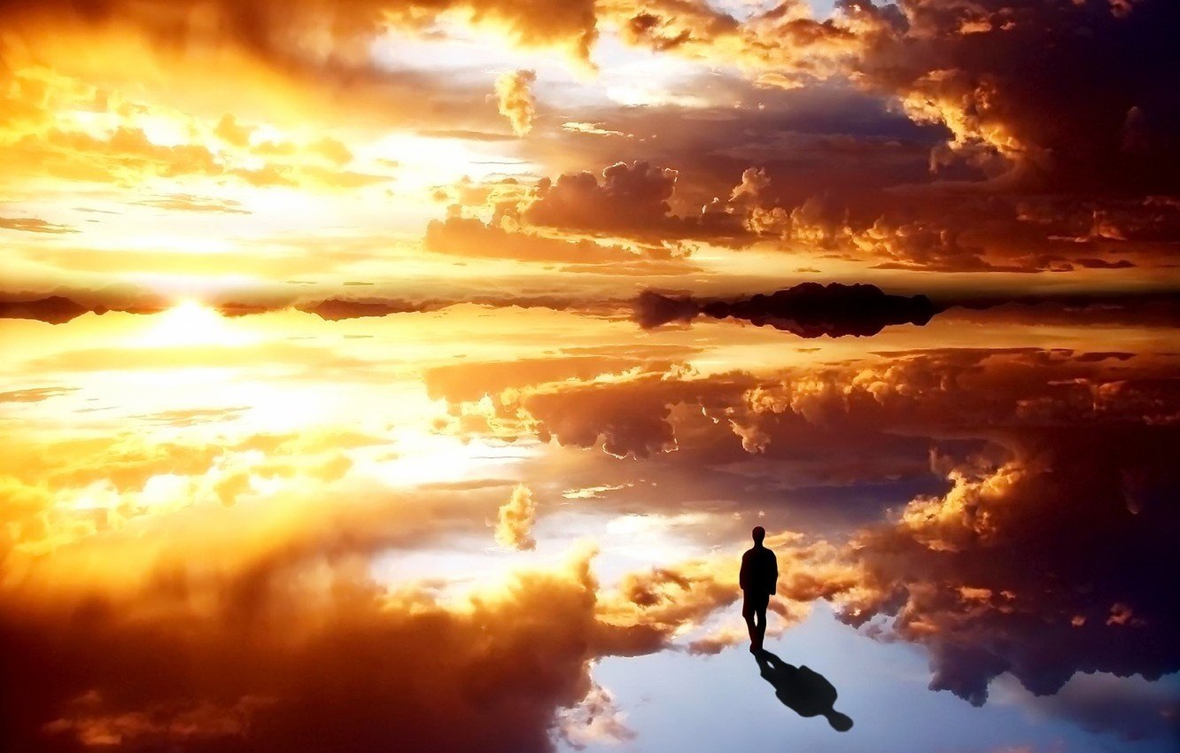 Картинка уходим красиво. Человек на рассвете. Человек на закате солнца. Человек над облаками. Закат жизни.