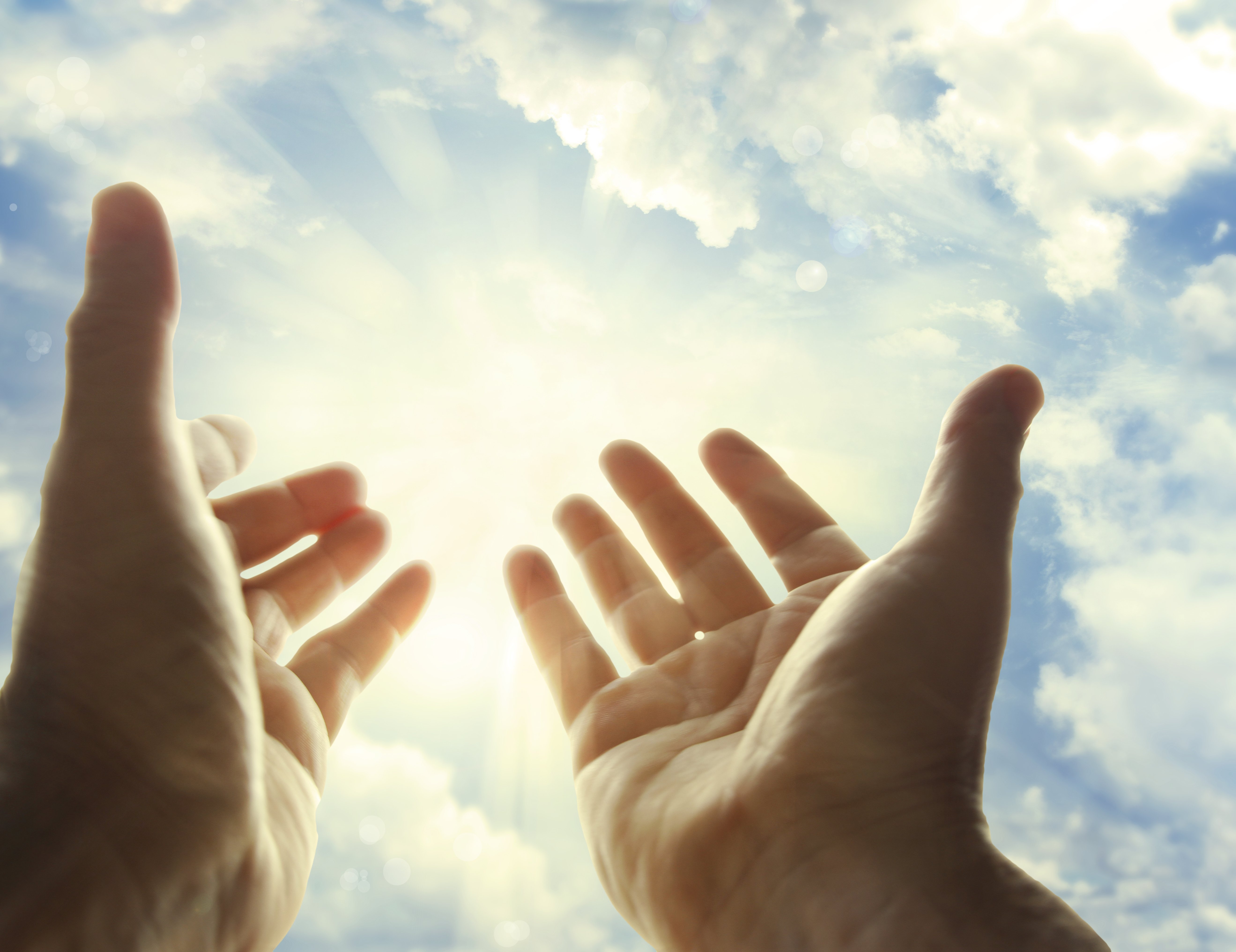 Человек надеющийся на лучшее. Руки протянутые к небу. Рука тянется к небу. Рука Бога. Молитва руки к небу.