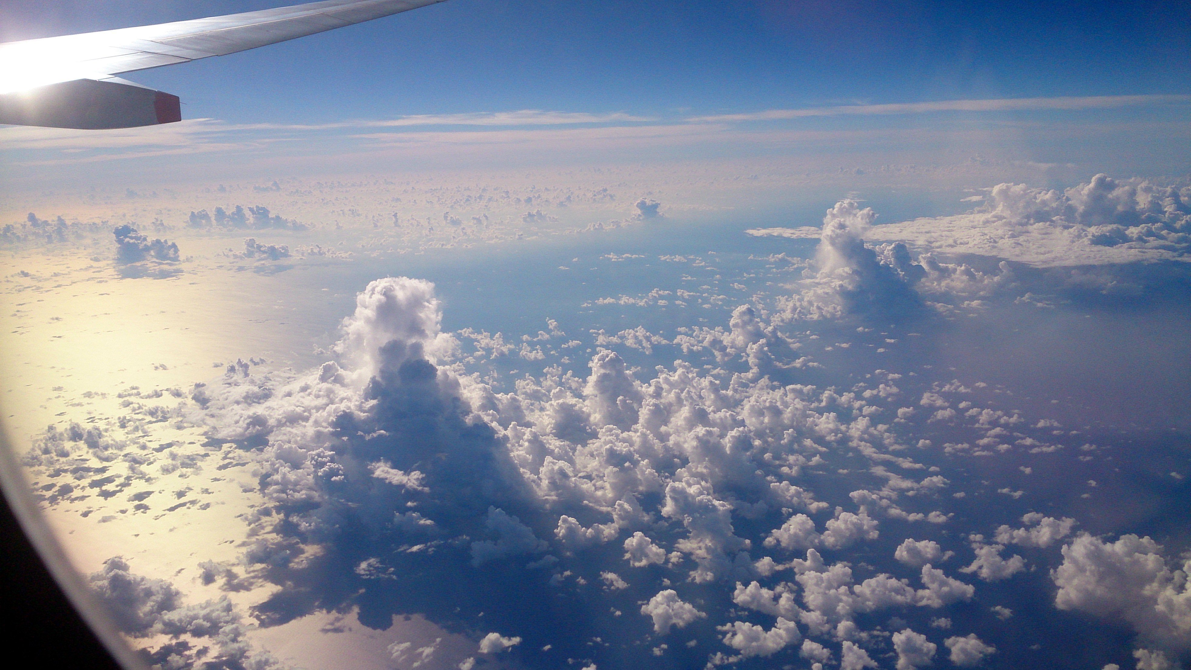 Пока ч в атмосфере. Красивый вид из самолета. Небо вид с самолета. Самолет в облаках. Самолет в небе.