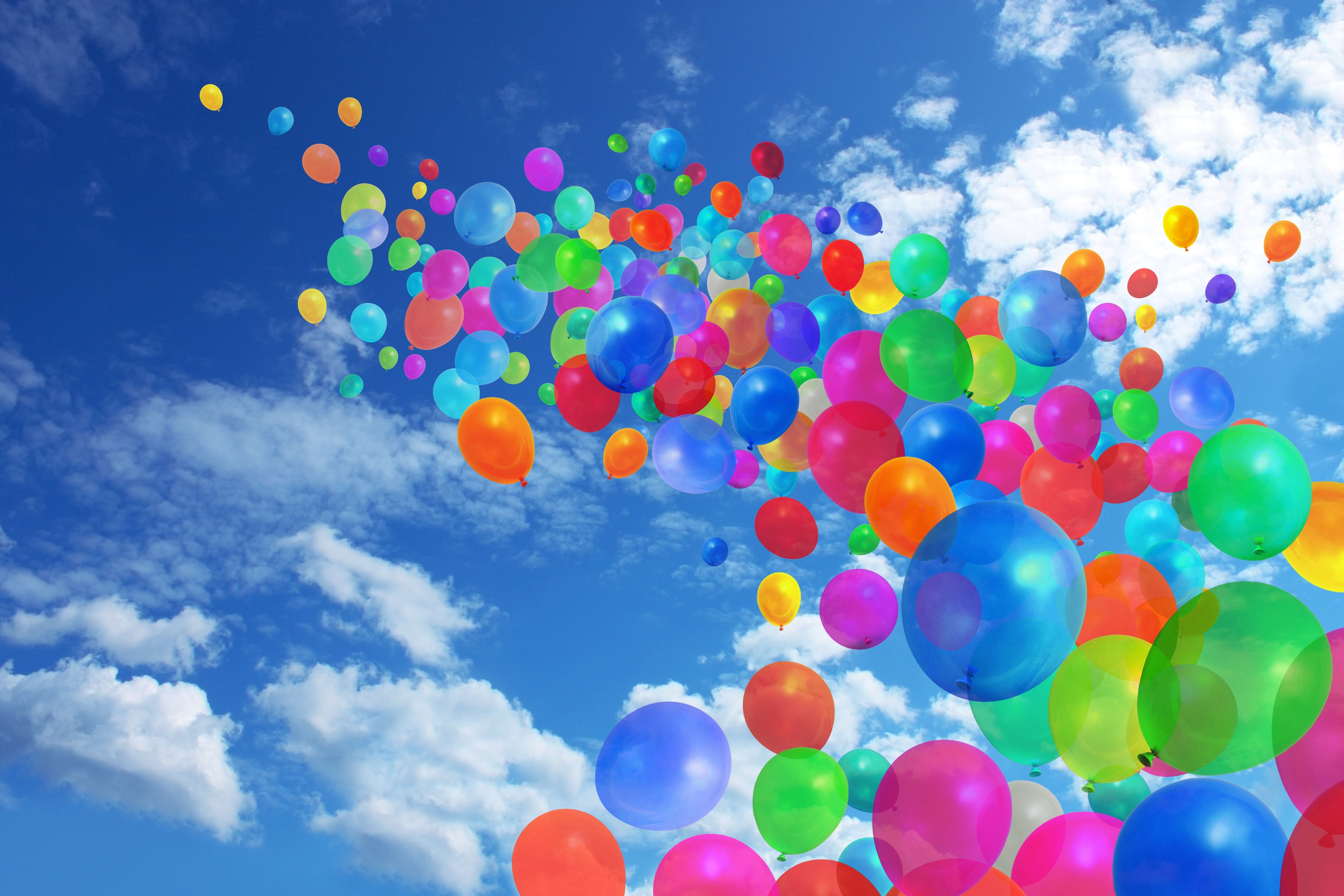 День рождения воздуха. Воздушный шарик. Шары в небе. Разноцветные шарики воздушные. Фон с воздушными шарами.