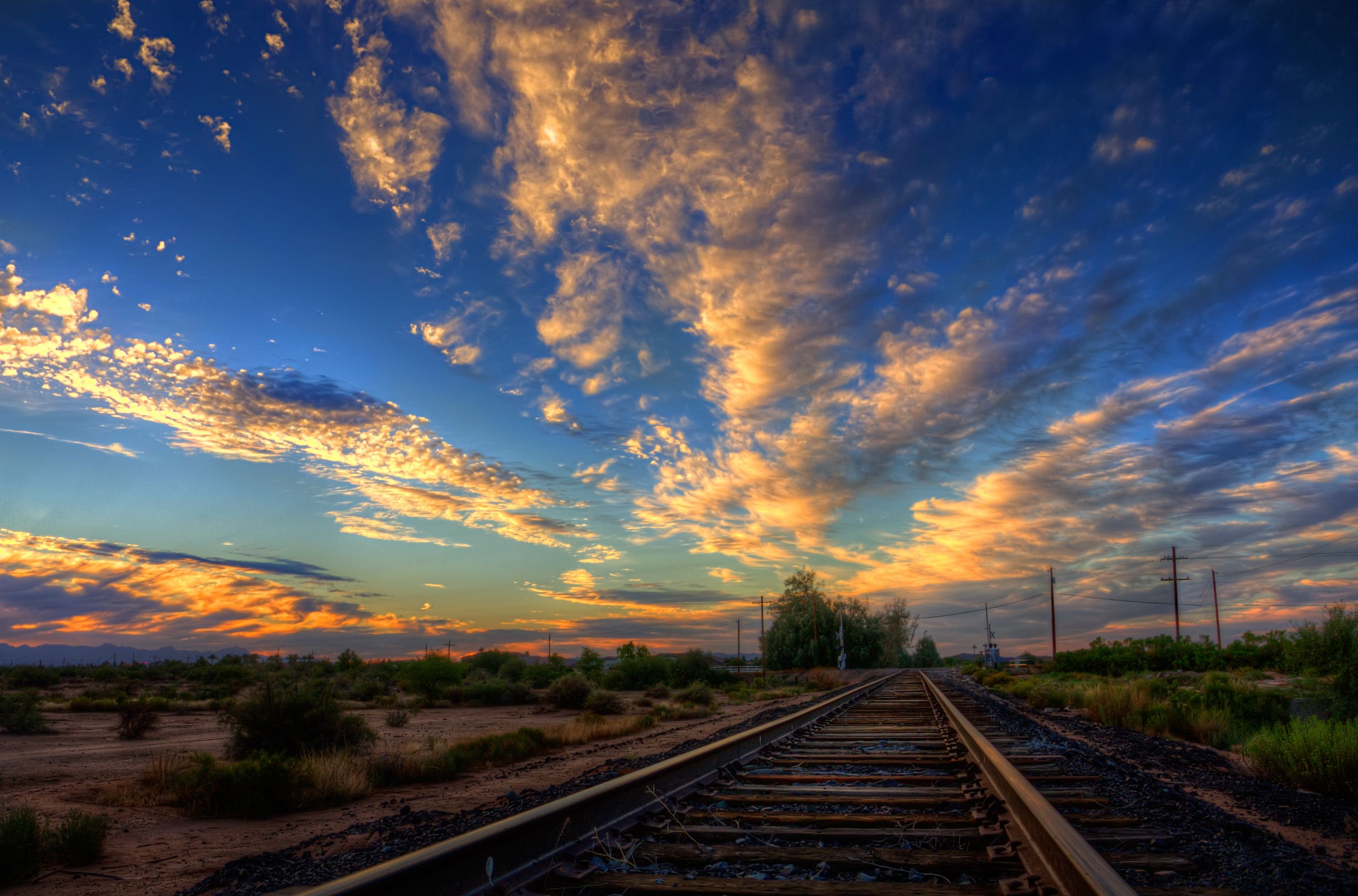 Уходящая железная дорога. Уходящий поезд. Железная дорога закат. Поезд на закате. Железная дорога пейзаж.