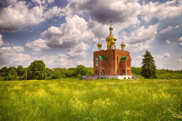 Храм на фоне природы