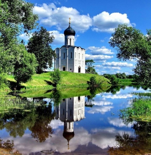 Церковь на реке