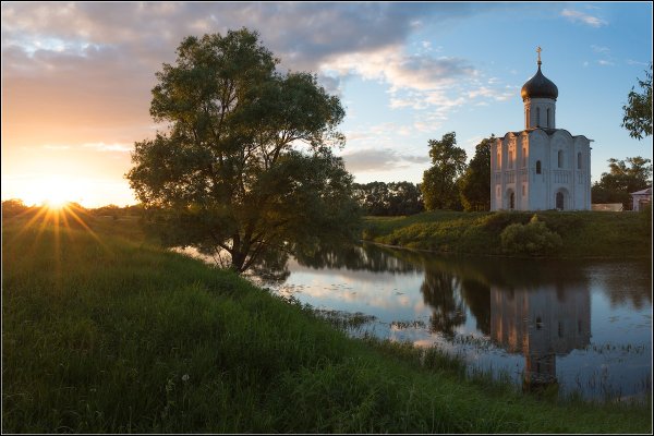 Храм на Нерли на заре