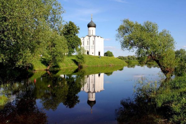 Храм Покрова на Нерли и люди