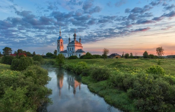 Подмосковье Церковь река лето